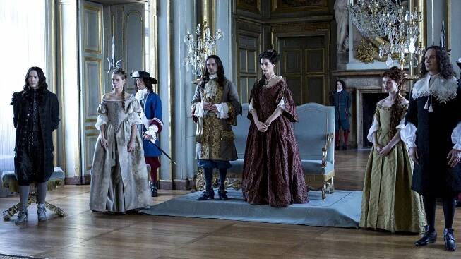 Versailles - Zrcadlo pro prince - Z filmu - Alexander Vlahos, Noémie Schmidt, George Blagden, Elisa Lasowski, Steve Cumyn
