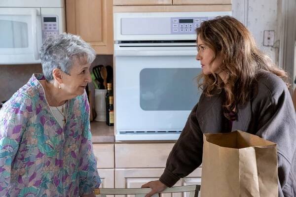Město na kopci - Na východ od ráje - Z filmu - Catherine Wolf, Jill Hennessy