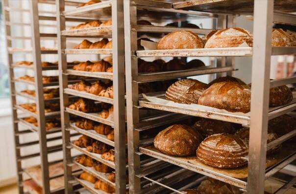 Před pěti lety upekli svůj první croissant u sebe v garáži. Teď díky společné vášni pro řemeslnou pekařinu dobývají centrum