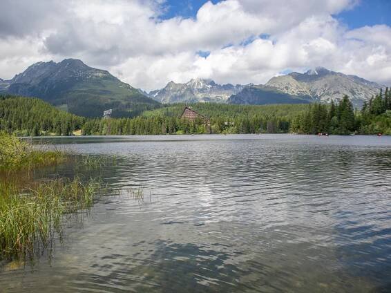 Štrbské pleso – nejznámější tatranské pleso a rušné horské středisko | PrimaVylety.cz