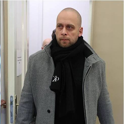 Na lavici obžalovaných v případu policisty, který opilý brutálně zmlátil dívku, stanula i hvězda seriálu Policie v akci. Tomáš Soukup na místo přijel coby přivolaná hlídka, útoku ale pouze přihlížel.