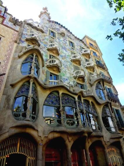 Antoni Gaudí - HOLE STORIES