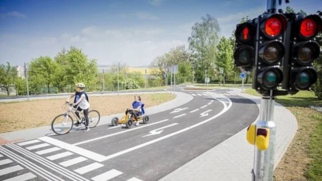 Školáci v Malenovicích mají s přispěním kraje nové dopravní hřiště
