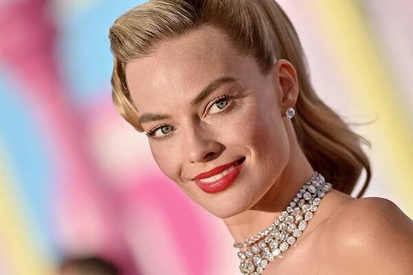 margot robbie's makeup at the barbie premiere