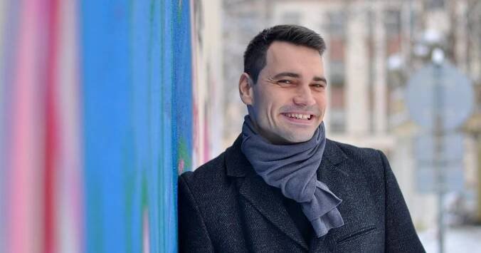 Často začnu mluvit a nevím, jak to skončí, říká se smíchem moderátor Daniel Stach