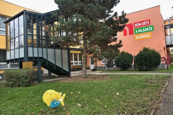 Dům dětí a mládeže v Olomouci prošel rozsáhlou opravou. Do úpravy fasády promluvili i rorýsové