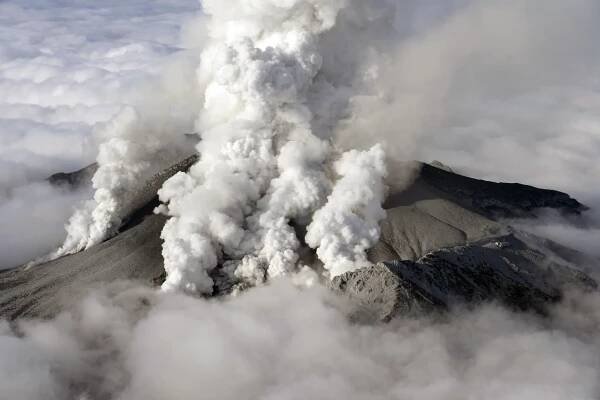 OBRAZEM: Japonská sopka zasypala turisty popelem, 31 jich nepřežilo