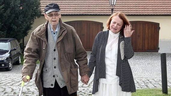 Herečka Iva Janžurová pláče: Zemřel jí životní partner Stanislav Remunda, otec jejích dvou dcer - Super.cz