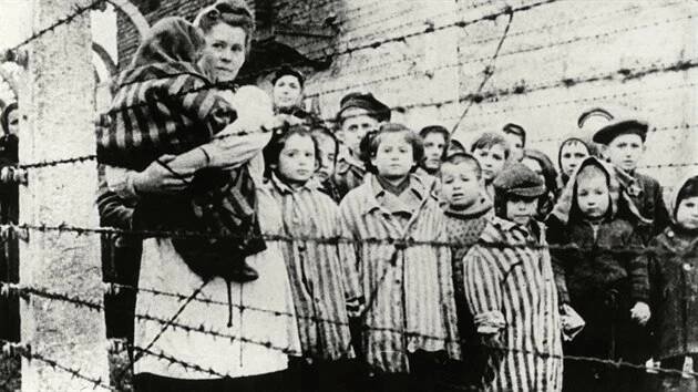 Koncentrační tábor v Osvětimi po osvobození sovětskou armádou. (26. ledna 1945)
