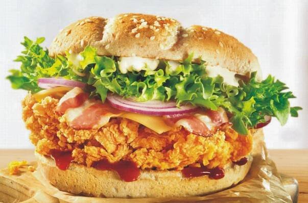 Obsluha v KFC urazila neslyšící pár - TICHÉ ZPRÁVY