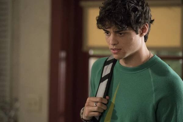 Fosterovi - Neviditelný - Z filmu - Noah Centineo