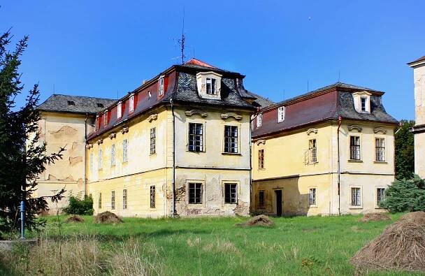 Soubor:Luštěnice castle, east view.jpg – Wikipedie