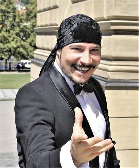 Bohuš Matuš po boku nezletilé přítelkyně září.