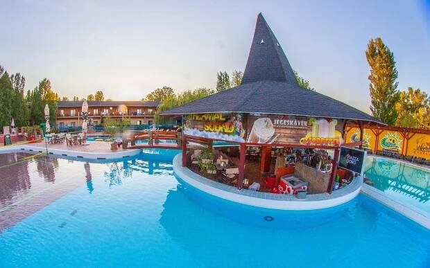 Az Aqua Park vízi bárja a Beach Club.