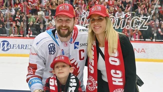 Malému Leovi se maminka utopila, dnes se o něj stará oštěpařka Ogrodníková. Partnerka bere syna hokejisty Vrány jako vlastního – eXtra.cz