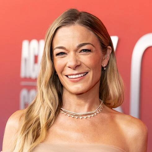 LeAnn Rimes Says Veneers Left Her in ‘Chronic Pain’