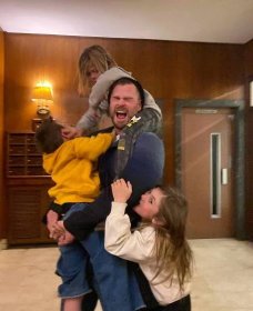 Chris Hemsworth with his kids