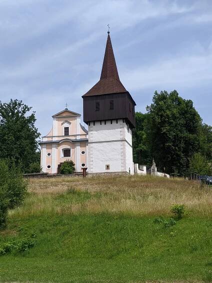 Hronov - kostel Všech svatých (stav červen 2024) (1).jpg