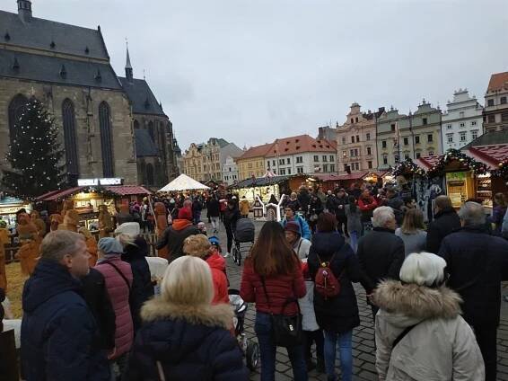 Vůně svařáku i trdelníku! Náměstí v Plzni patří Adventním trhům - FOTKY - QAP.cz