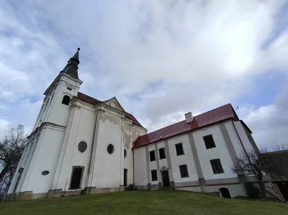 Ikonická trojka: hospoda, masna a kostel. Poznejte obec na Vysočině