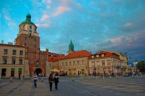 Soubor:Lublin, Stare Miasto - Brama Krakowska i Plac Łokietka (2009-06-12).jpg – Wikipedie