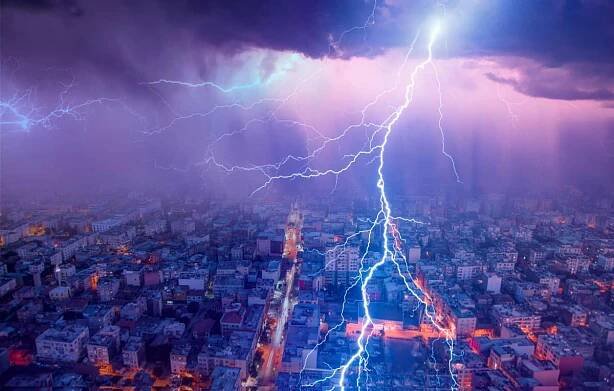Jak vzniká blesk: Od elektrické polarizace k ničivému výboji