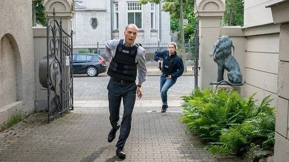 Tatort Dresden: Siebenschläfer: Peter Schnabel (Martin Brambach), Leonie Winkler (Cornelia Gröschel) erreichen die Praxis von dem Kinderpsychologen Michael Brückner, es droht Gefahr.
