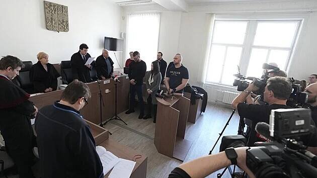 Trojice policistů obžalovaná kvůli napadení v baru - zleva Tomáš Strnad (hlavní podezřelý), jeho přítelkyně Martina Kolaříková a Tomáš Soukup. (20. března 2025)