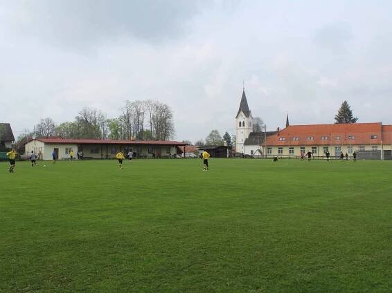 Utkání 21. kola okresního přeboru Pelhřimovska mezi SK Jiřice (v modrém) a FC Ústrašín.