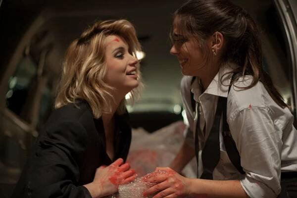 Ana de Armas, Lorenza Izzo - Nebezpečné pokušenie - Z filmu