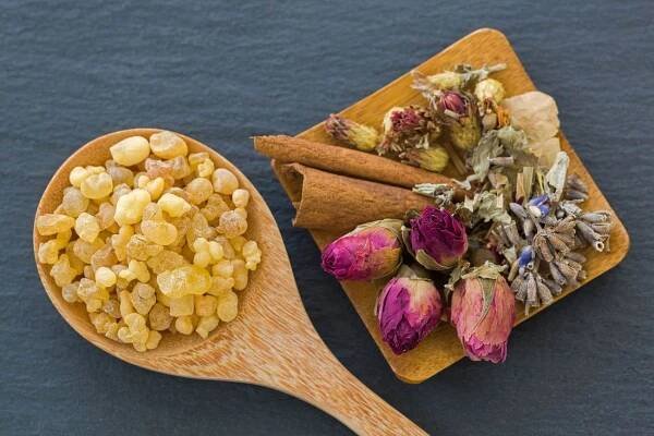 dřevěná lžíce aromatické žluté pryskyřice gumy vedle sušených květin růže pupeny levandule skořice - myrha - stock snímky, obrázky a fotky