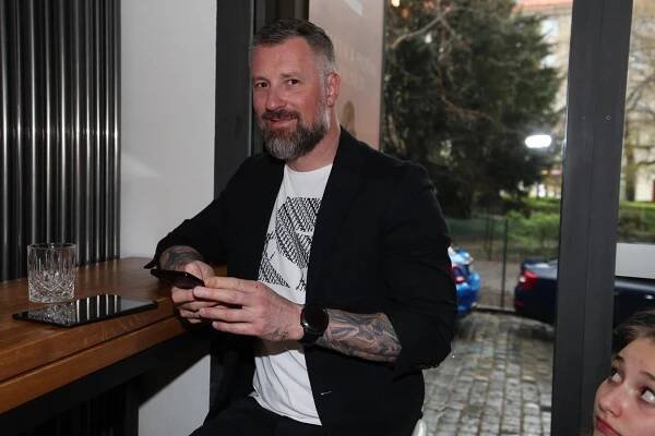 Herec Petr Vágner ukázal krásnou novomanželku. Z jejich svatebních fotek přechází zrak