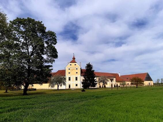 ŽIHLE - FARM YARD KALEC — Den architektury