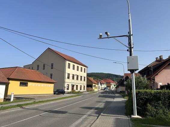 Brumovem projede průměrně 7 tisíc aut denně. Nově jejich rychlost ohlídá radar