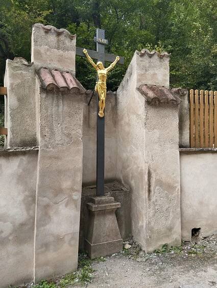 Fotogalerie • Kříž před vstupem na hrad Karlštejn (Kreuz) • Mapy.com