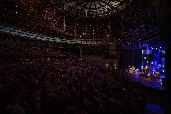 Koncert písničkáře Jaromíra Nohavici v Gongu, 10. května 2022 v Ostravě.