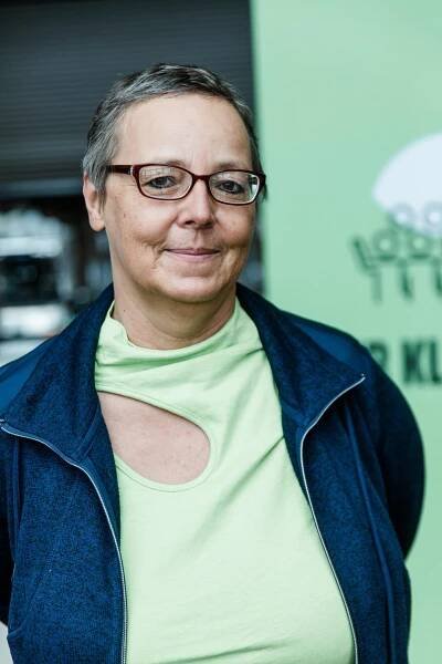 Portraitfoto von Frau, die in die Kamera lächelt