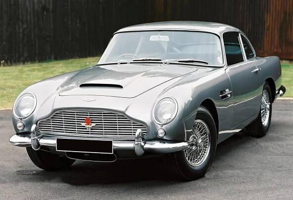 Aston Martin zabudoval píst z motoru do láhve whisky. Ta teď stojí přes milión