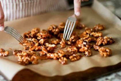 Jak sladit vlašské ořechy - oddělte vlašské ořechy