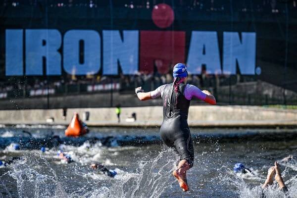 OBRAZEM: Ironman v Hradci přilákal tisíce fanoušků a lámal rekordy | Salonky