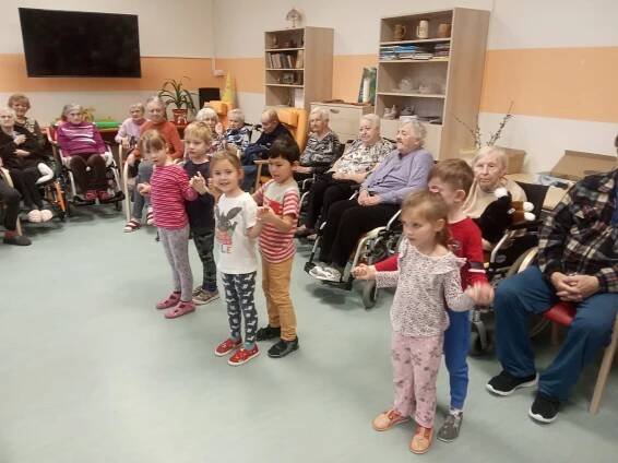Děti svou návštěvou potěšily klienty v domově seniorů a Alzheimer centra