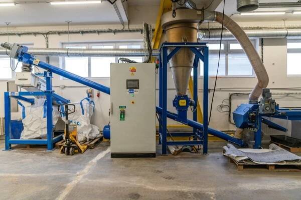 Aby zelená energie byla ještě zelenější. V kralupské DEKONTĚ vyvinuli unikátní linku na recyklaci vysloužilých solárních panelů