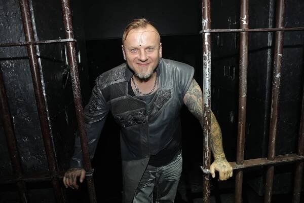 Drama ve vlaku: Muzikálový zpěvák měl incident a srazil namol opilého cestujícího k zemi