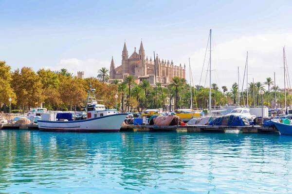 Stáhnout - Palma de Mallorca, přístav v Mallorce s katedrálou Baleáry — Stock obrázek