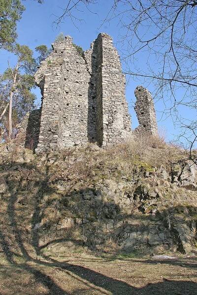 Soubor:Opěrné pilíře zdí starého paláce hradu Zbořený Kostelec.jpg – Wikipedie
