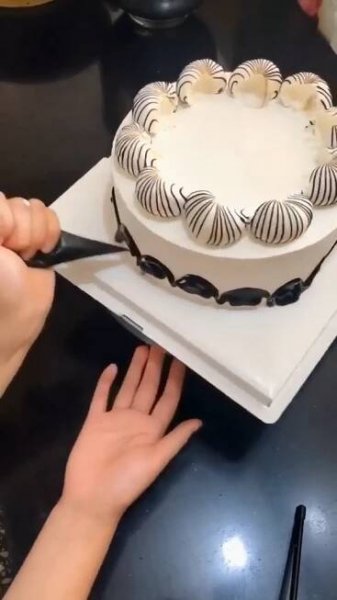 Obsahuje obrázek: white cake