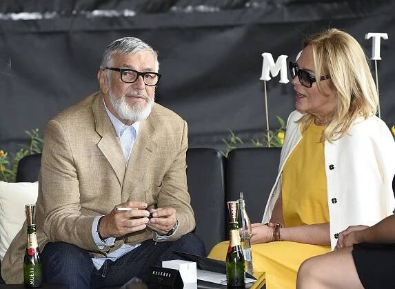 Dagmar Havlová ve Varech zářila ve slunečně žlutých šatech: Bustu zesnulého manžela s ní odkryla i Uma Thurman