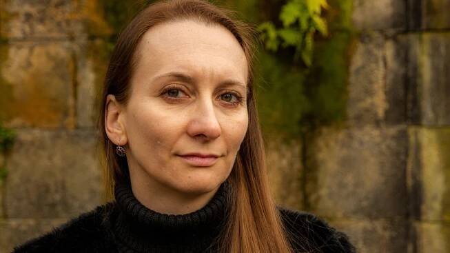 RECENZE: Vrahové dětí z pankrácké věznice neuniknou Muži s dírou v srdci. Trestá je za 50. léta