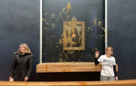 Dvojice aktivistek o víkendu vylila na obraz Mona Lisa sklenici polévky, aby tak protestovala za udržitelné potraviny. Foto: ČTK / AP