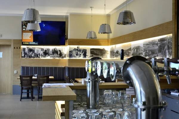 PODÍVEJTE SE: Obec Tmaň otevřela stylovou restauraci, šlo to i bez dotace